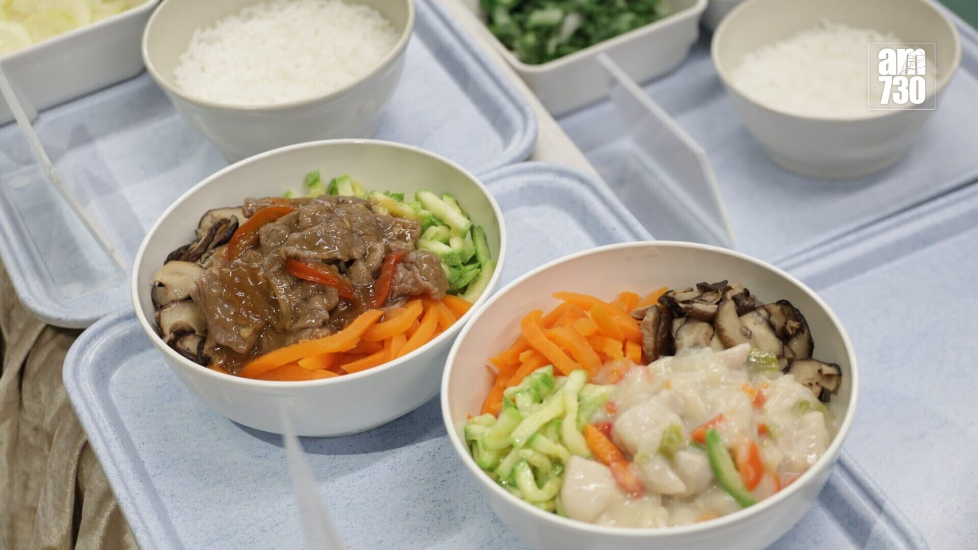中央廚房提供多元化餐膳，包括豬肉粥、雞中翼等日常菜式。(鍾式明攝)