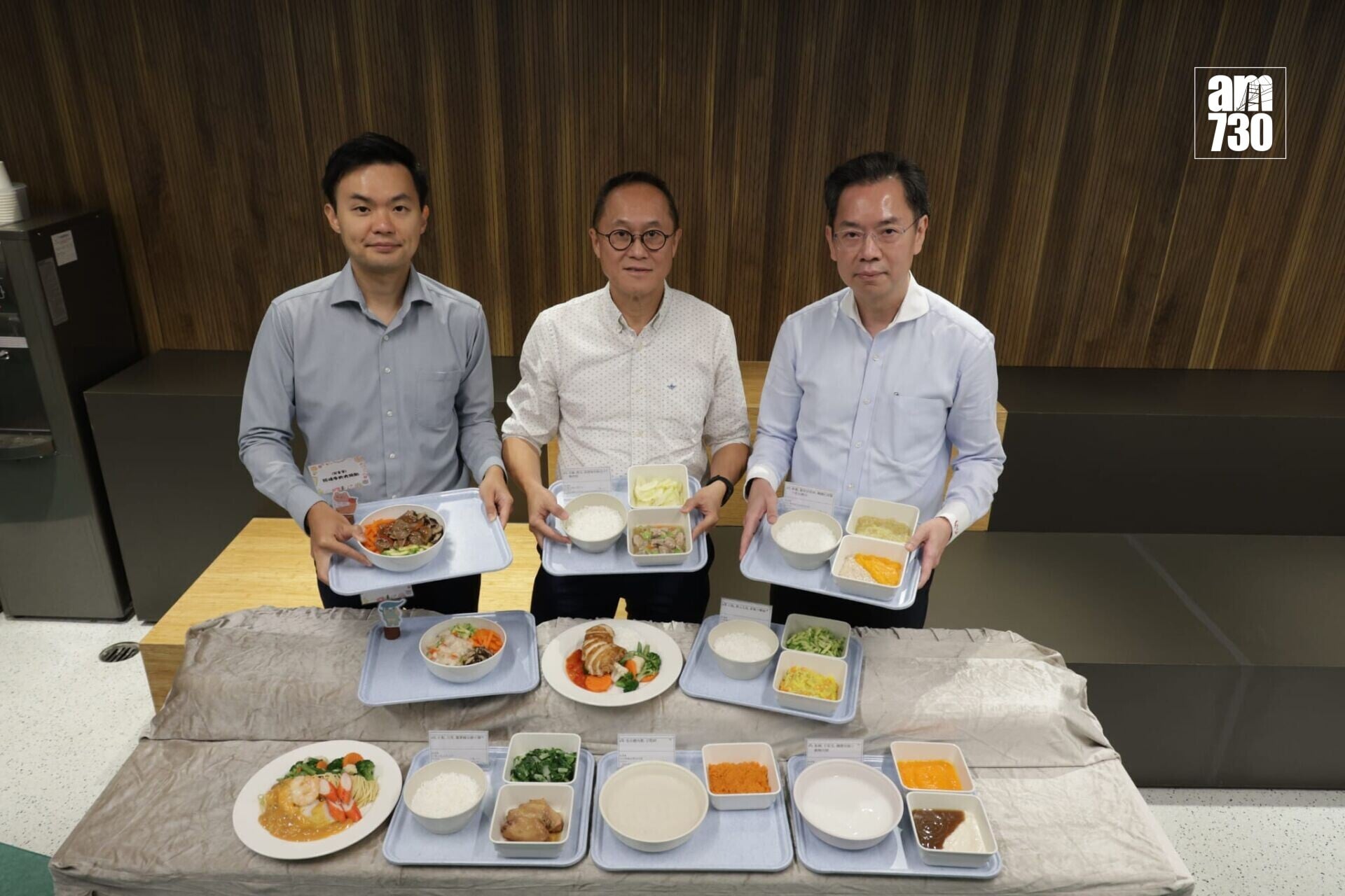 醫管局支援服務中心利用速涼烹調技術與自動化系統操作,大規模生產餐膳。(鍾式明攝)