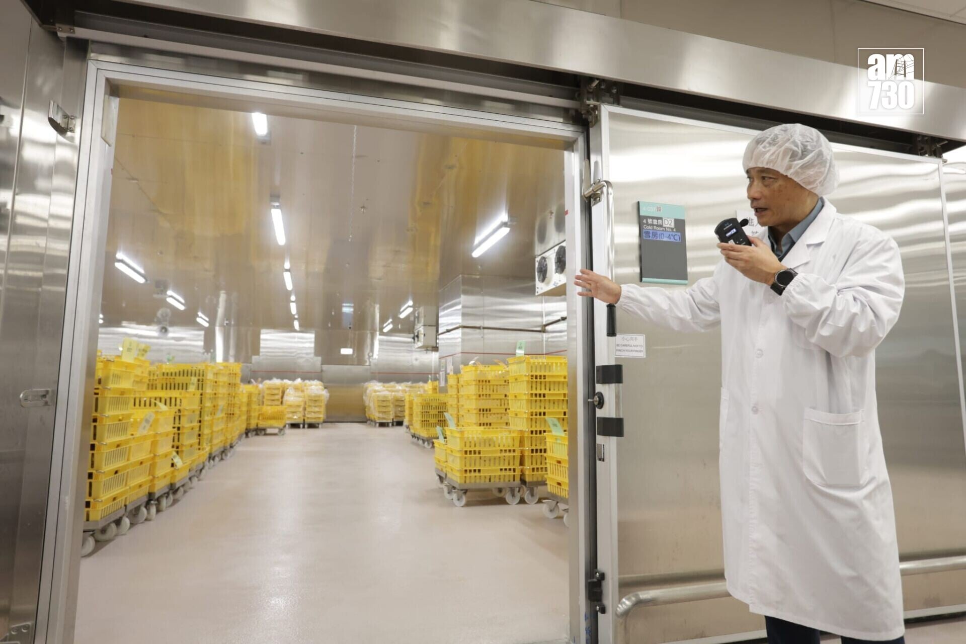 醫管局支援服務中心利用速涼烹調技術與自動化系統操作,大規模生產餐膳。(鍾式明攝)