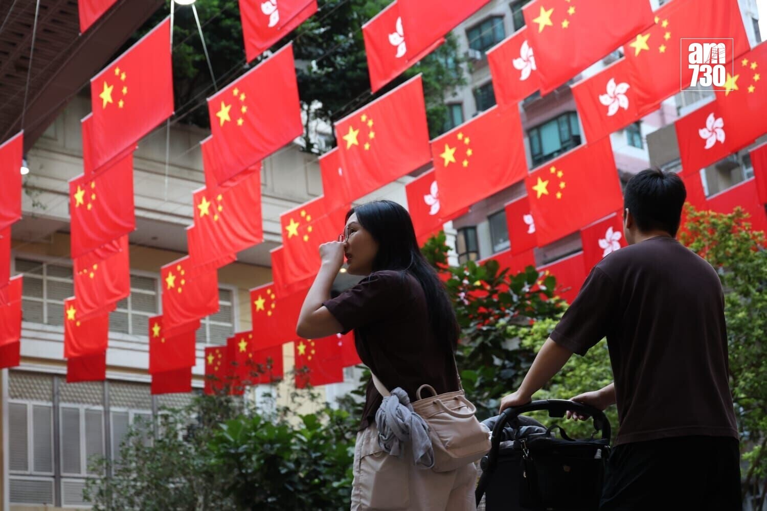 政府料10月4日傍晚為回港高峰,金巴皇巴最密1至2分鐘一班。(周令知攝)