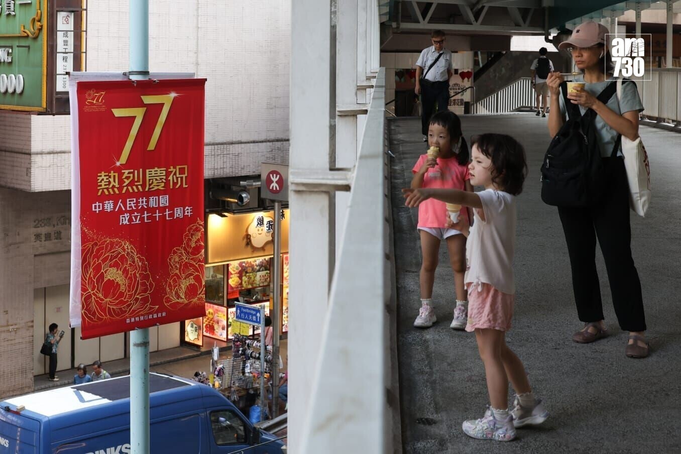 政府料10月4日傍晚為回港高峰,金巴皇巴最密1至2分鐘一班。(周令知攝)