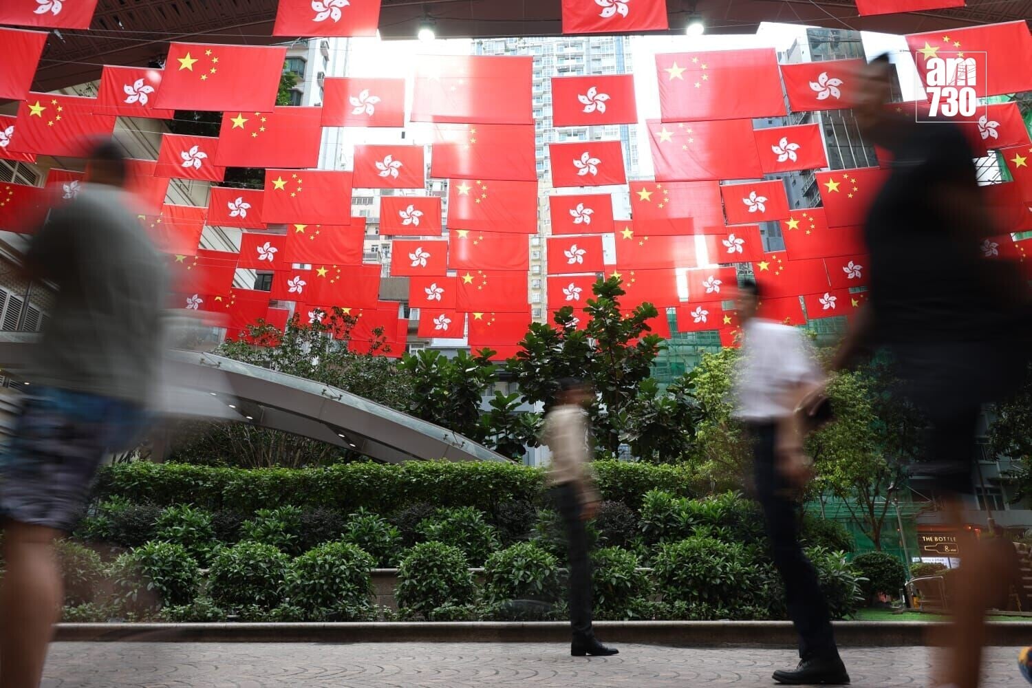 政府料10月4日傍晚為回港高峰,金巴皇巴最密1至2分鐘一班。(周令知攝)