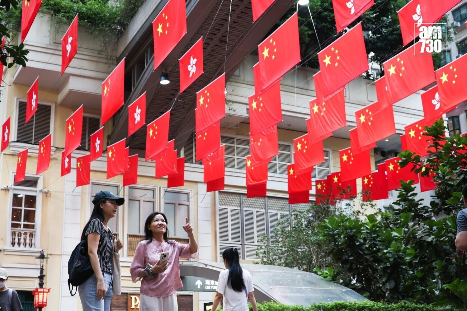 政府料10月4日傍晚為回港高峰,金巴皇巴最密1至2分鐘一班。(周令知攝)