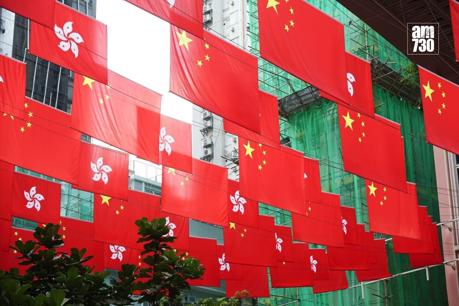 政府料10月4日傍晚為回港高峰,金巴皇巴最密1至2分鐘一班。(周令知攝)