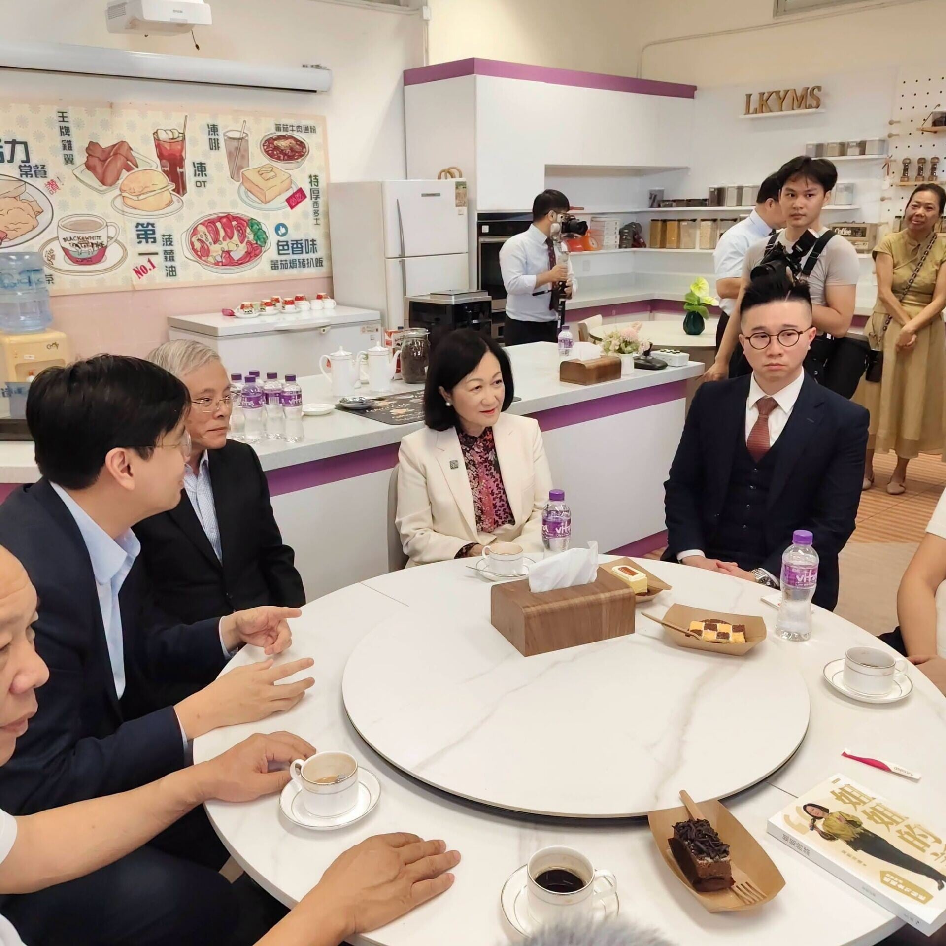 葉劉淑儀向師生分享求學及工作經歷。
