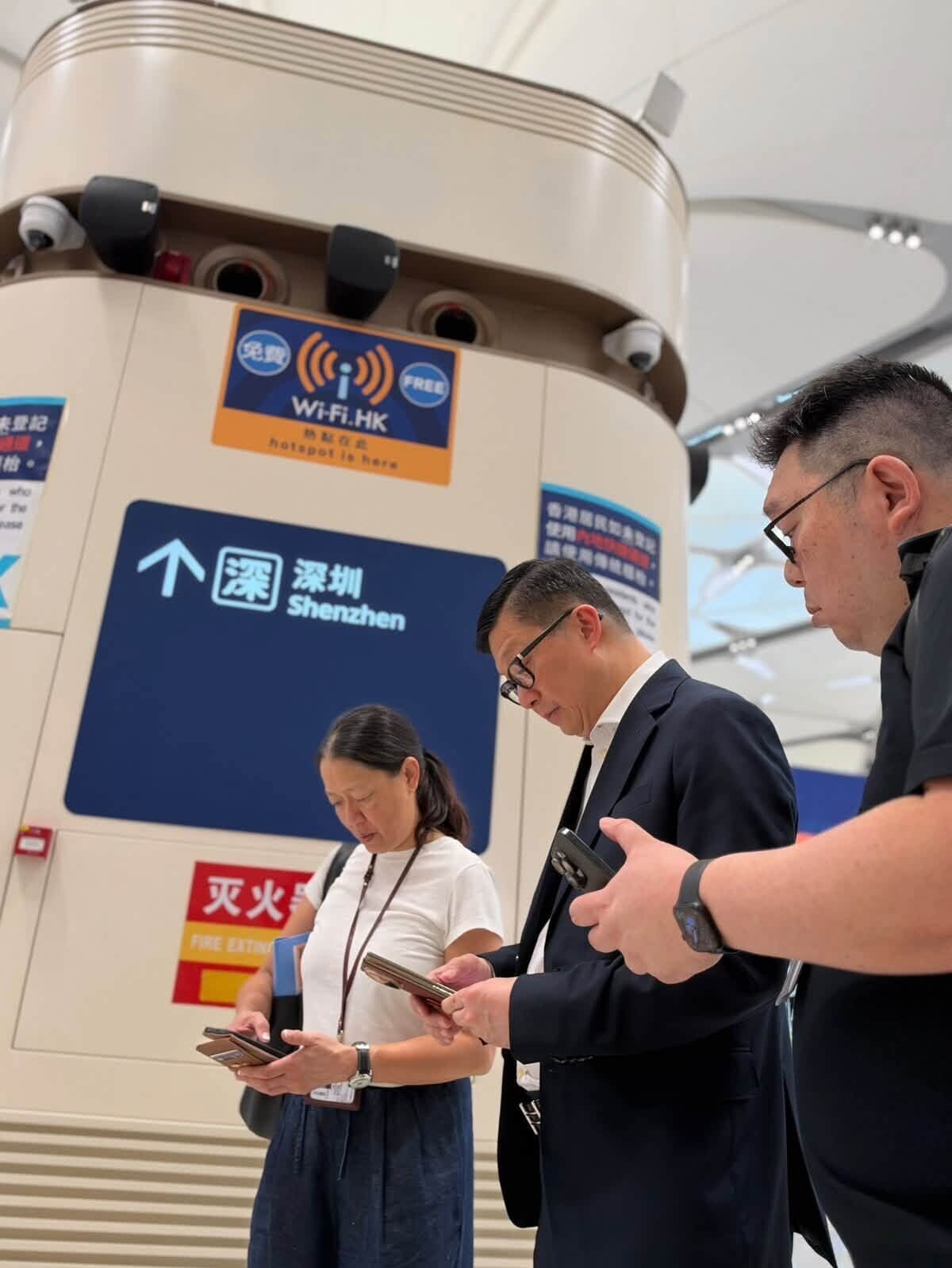 鄧炳強到口岸聯檢大樓視察。(鄧炳強FB)