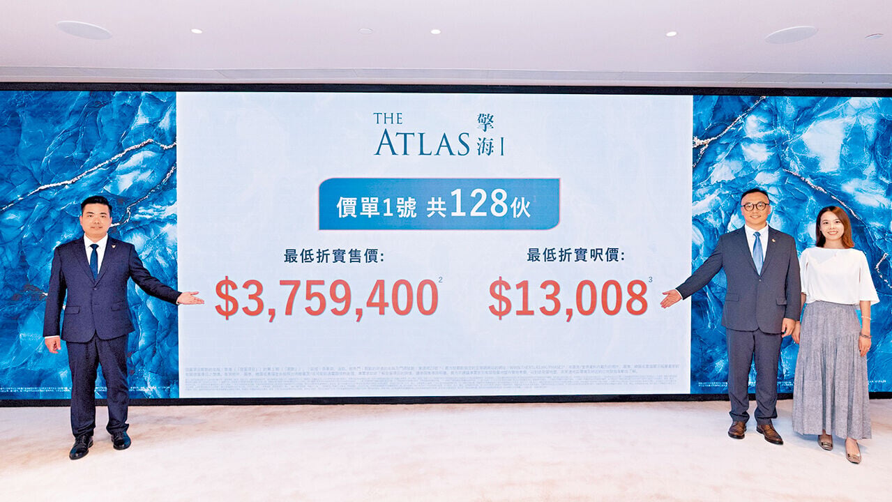 李嘎(右二)指，擎海I最快下周開賣；左為鍾顯騰。