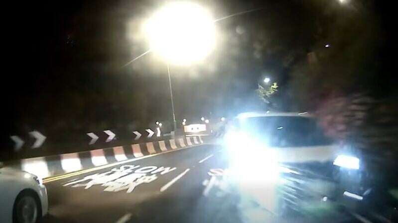 車Cam直擊，清水灣道七人車逆線行駛，Cam主神反應避一劫。(FB/車cam L（香港群組）)