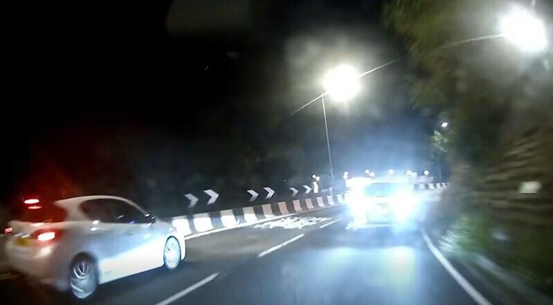 拍片車輛司機赫然發現七人車迎面駛來,Cam主隨即扭軚閃避,與逆線七人車擦身而過。(FB/車cam L(香港群組))