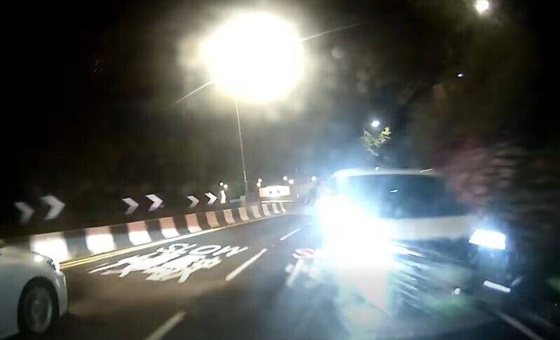 拍片車輛司機赫然發現七人車迎面駛來,Cam主隨即扭軚閃避,與逆線七人車擦身而過。(FB/車cam L(香港群組))