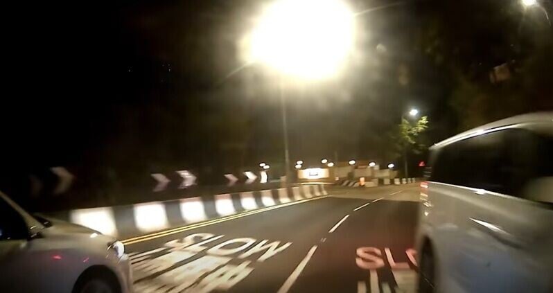 惟七人車未有減速跡象,疾馳而去。幸事件中未有釀成意外。(FB/車cam L(香港群組))