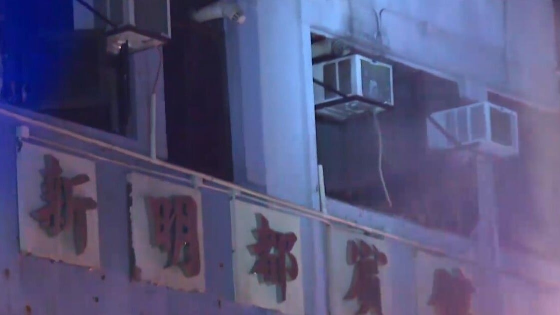 旺角賓館男職員疑吸煙焫著床褥雜物，自行撲火受輕傷。(有線新聞截圖)