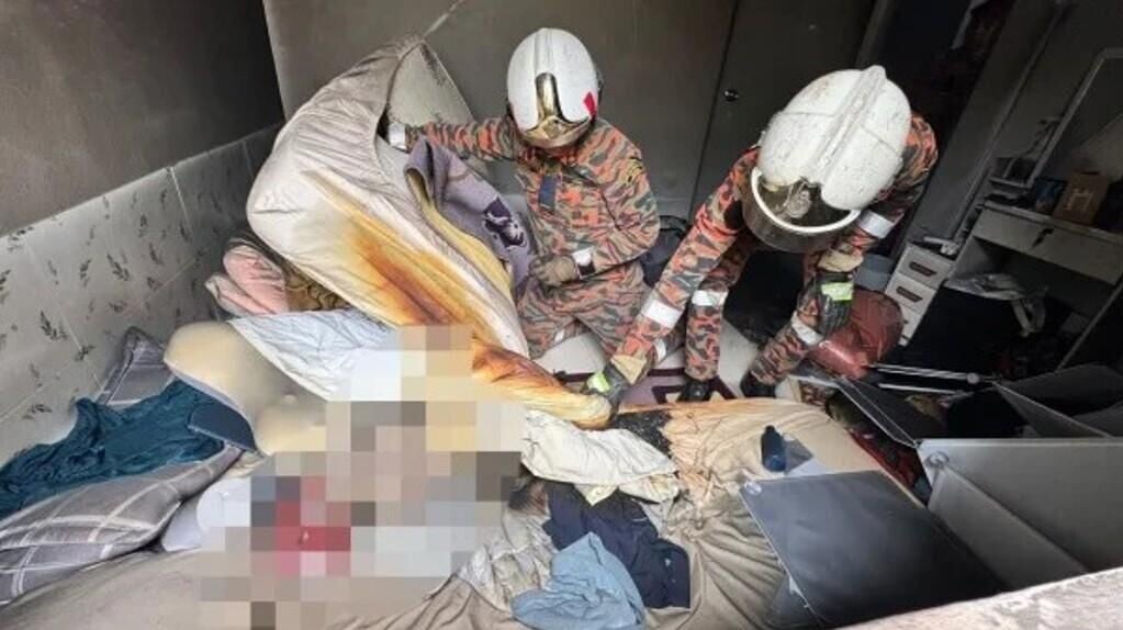 警消破門時發現起火點是床墊，當下正放着一具充電中的充氣娃娃。（圖／翻攝當地轄區消防隊社群）