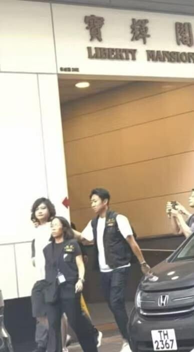 警方國安處拘捕網媒「爆炸頭」創辦人鄧浩榮。