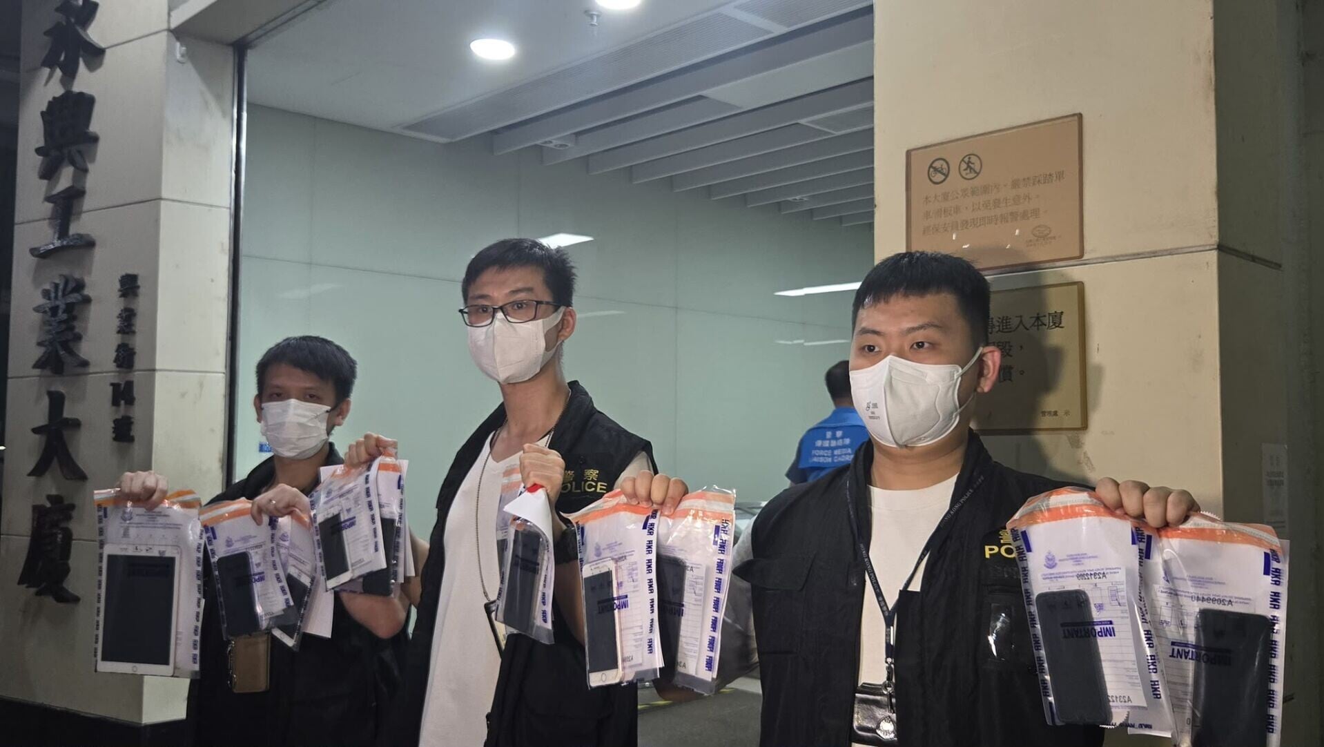 租觀塘工廈扮收數公司實為電騙中心,警拘20人騙款逾130萬。