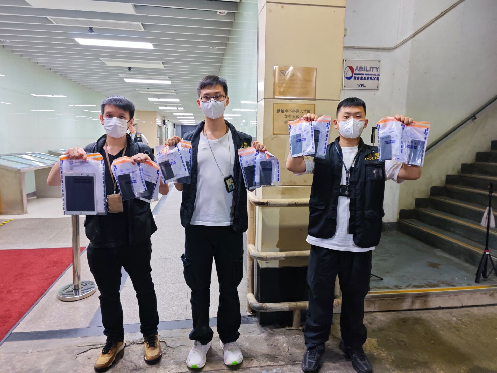 租觀塘工廈扮收數公司實為電騙中心,警拘20人騙款逾130萬。