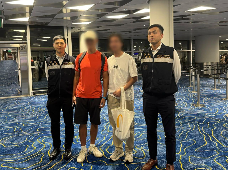 鄧龍威獲釋返港,隨即在機場與家人團聚(政府新聞處)