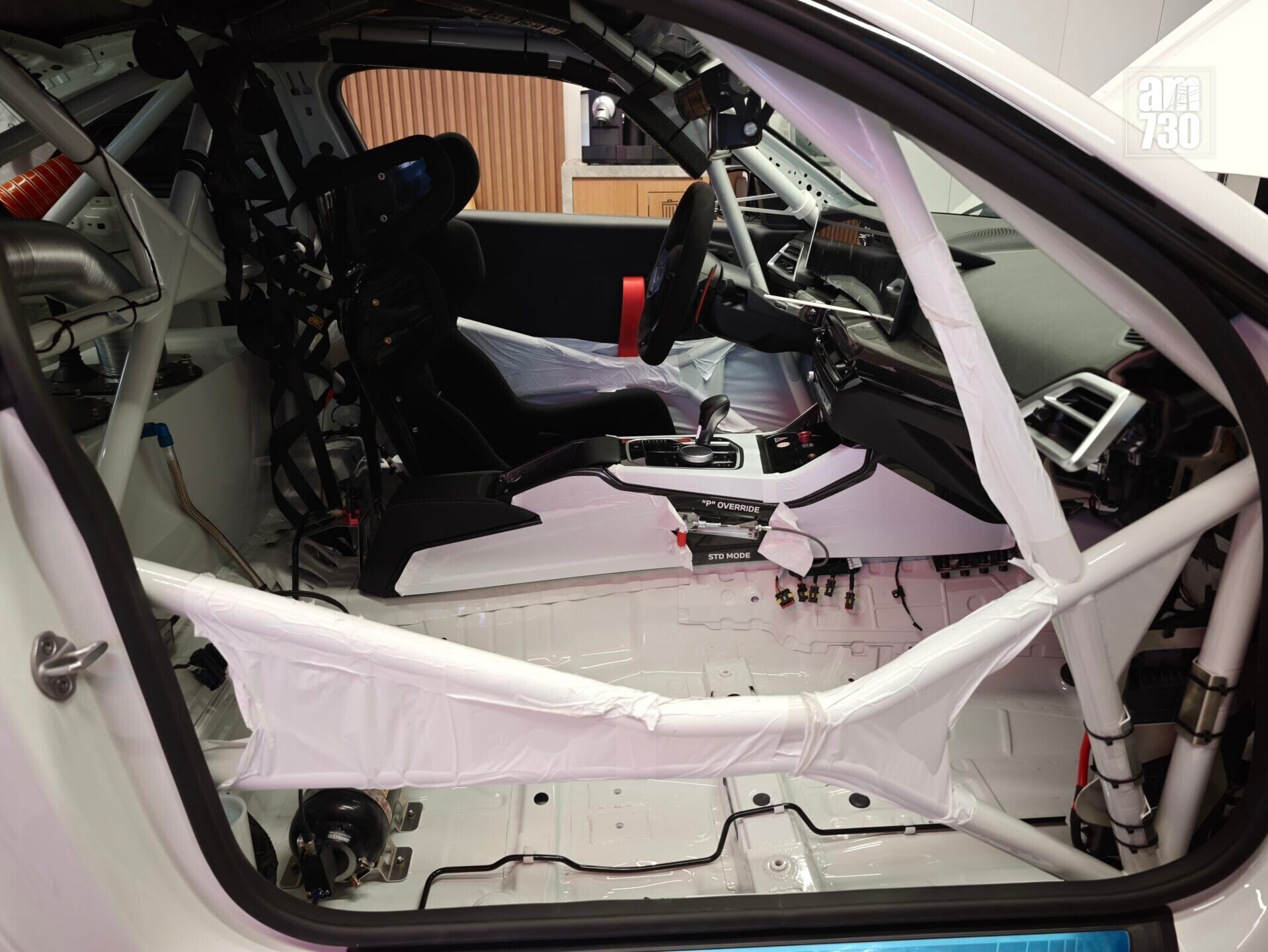 BMW M2 Racing內部設有防滾架。