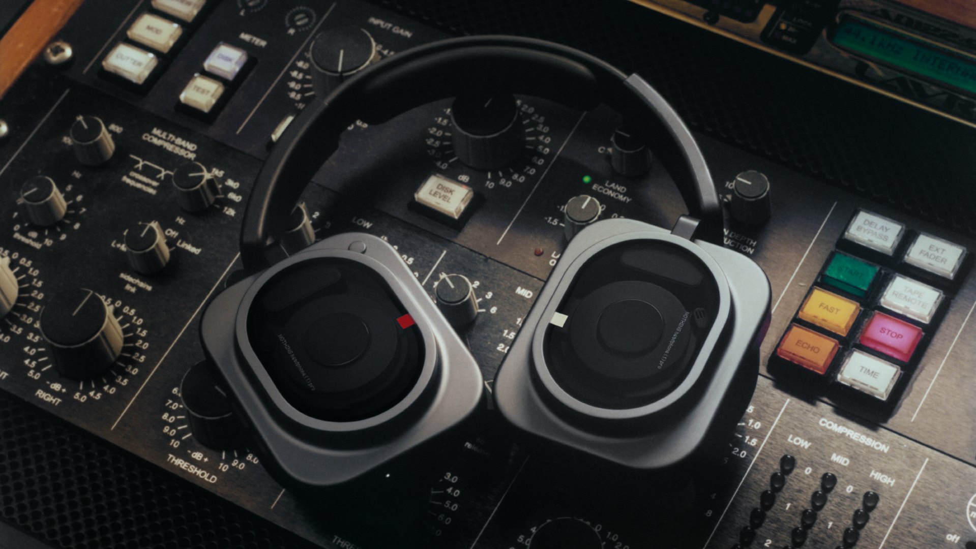 Nothing Headphone (1) Pro頭戴式耳機內置三單元驅動架構,帶來錄音室級音質。