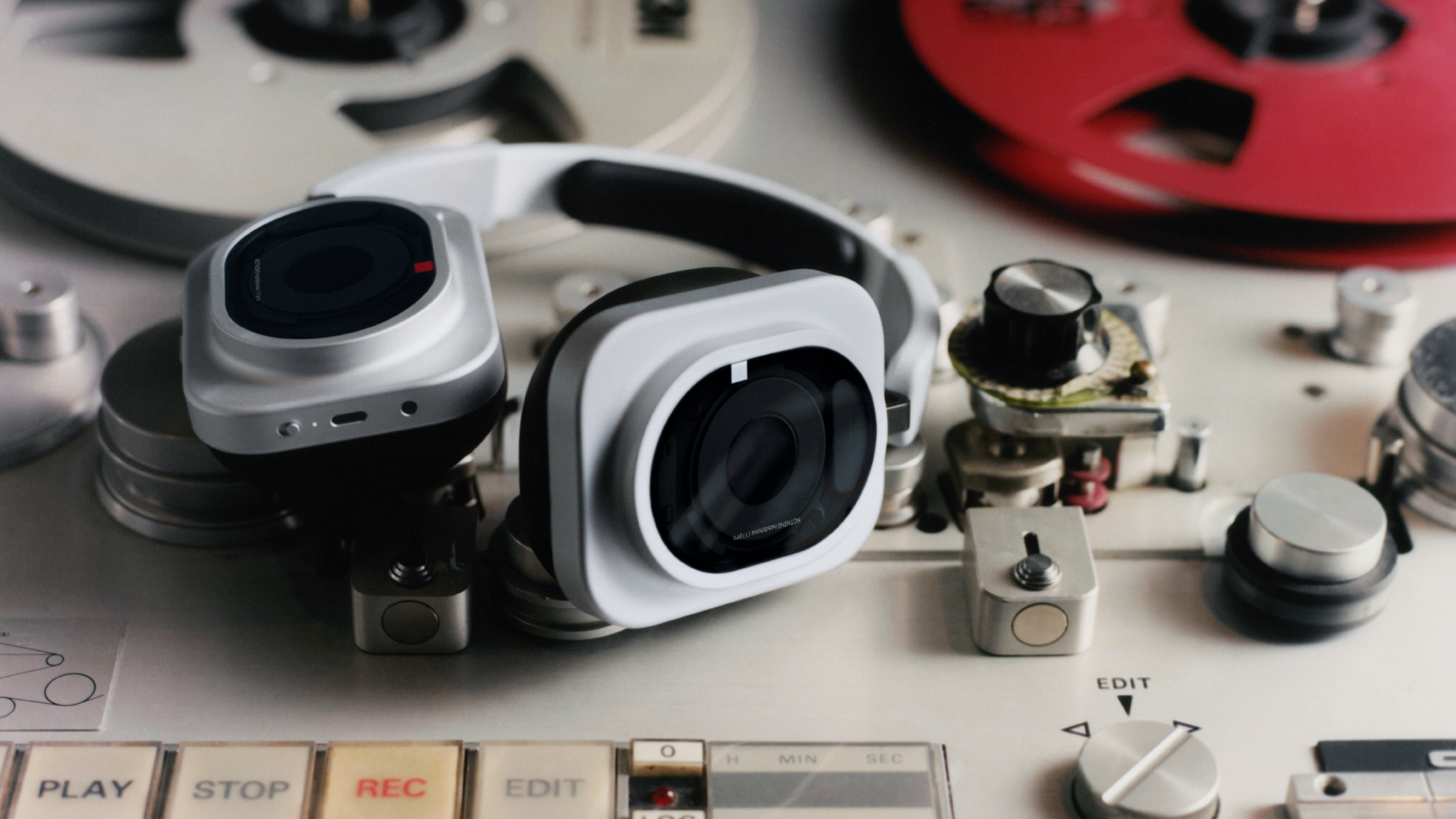 Nothing Headphone (1) Pro頭戴式耳機仍保留實用鍵。