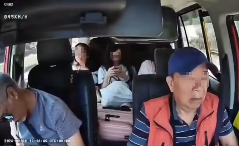 的士沿呈祥道行駛,66歲男司機突感不適暈倒,車CAM拍到「生死時速」經過。(車cam L(香港群組)fb)
