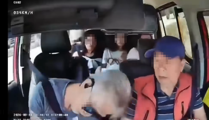的士沿呈祥道行駛,66歲男司機突感不適暈倒,車CAM拍到「生死時速」經過。(車cam L(香港群組)fb)