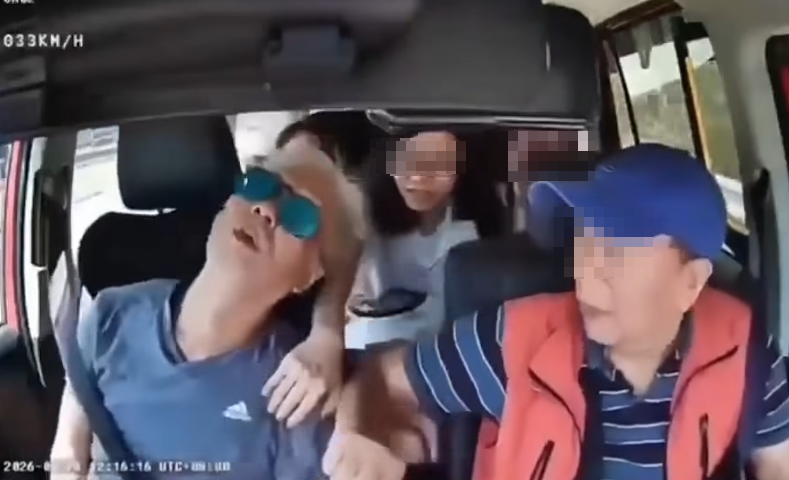 的士沿呈祥道行駛,66歲男司機突感不適暈倒,車CAM拍到「生死時速」經過。(車cam L(香港群組)fb)