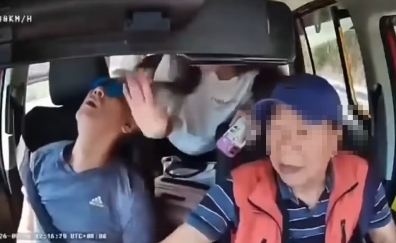 的士沿呈祥道行駛,66歲男司機突感不適暈倒,車CAM拍到「生死時速」經過。(車cam L(香港群組)fb)