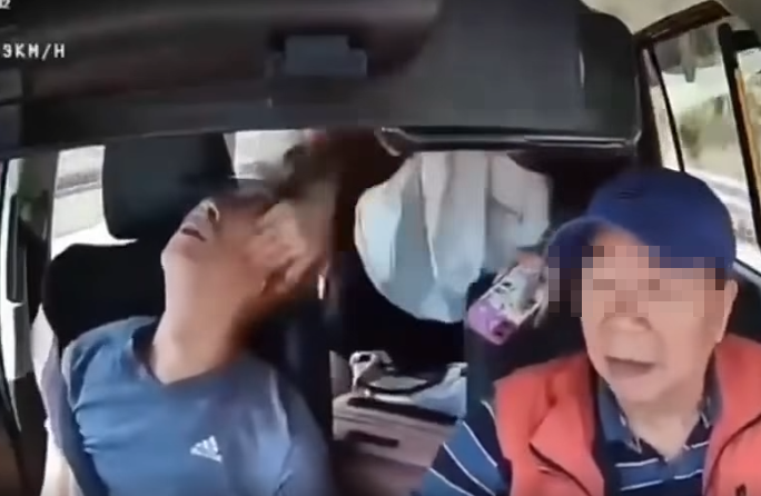的士沿呈祥道行駛,66歲男司機突感不適暈倒,車CAM拍到「生死時速」經過。(車cam L(香港群組)fb)