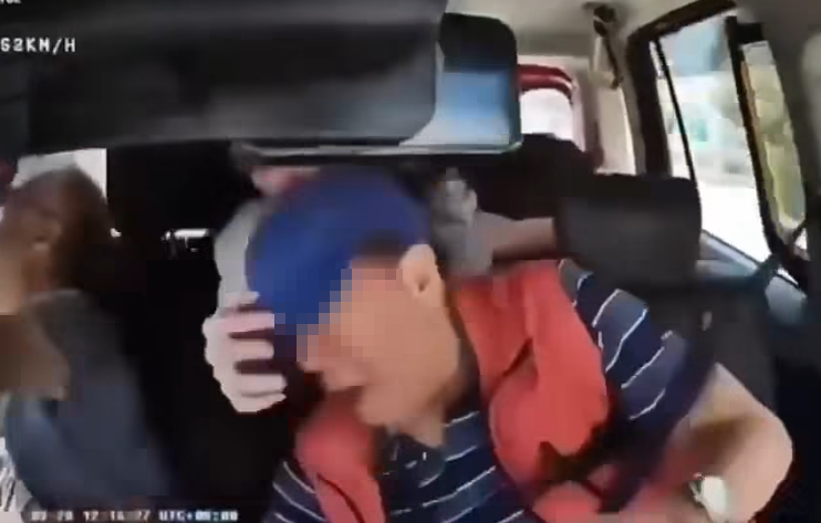 的士沿呈祥道行駛,66歲男司機突感不適暈倒,車CAM拍到「生死時速」經過。(車cam L(香港群組)fb)