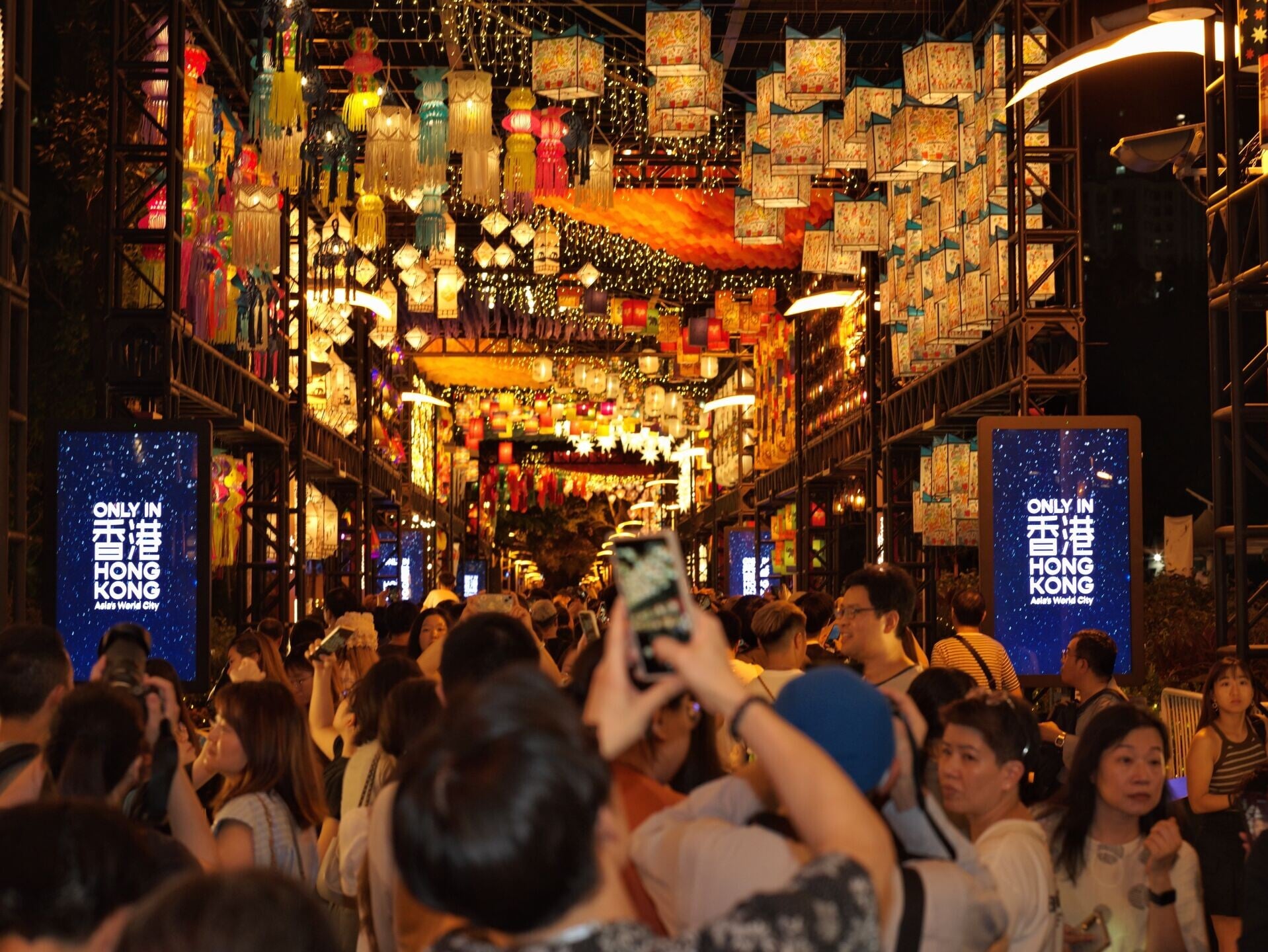 旅發局在維園舉行的「國際中秋綵燈匯」,大受歡迎,所有綵燈展覽將延長至10月7日。(中通社)