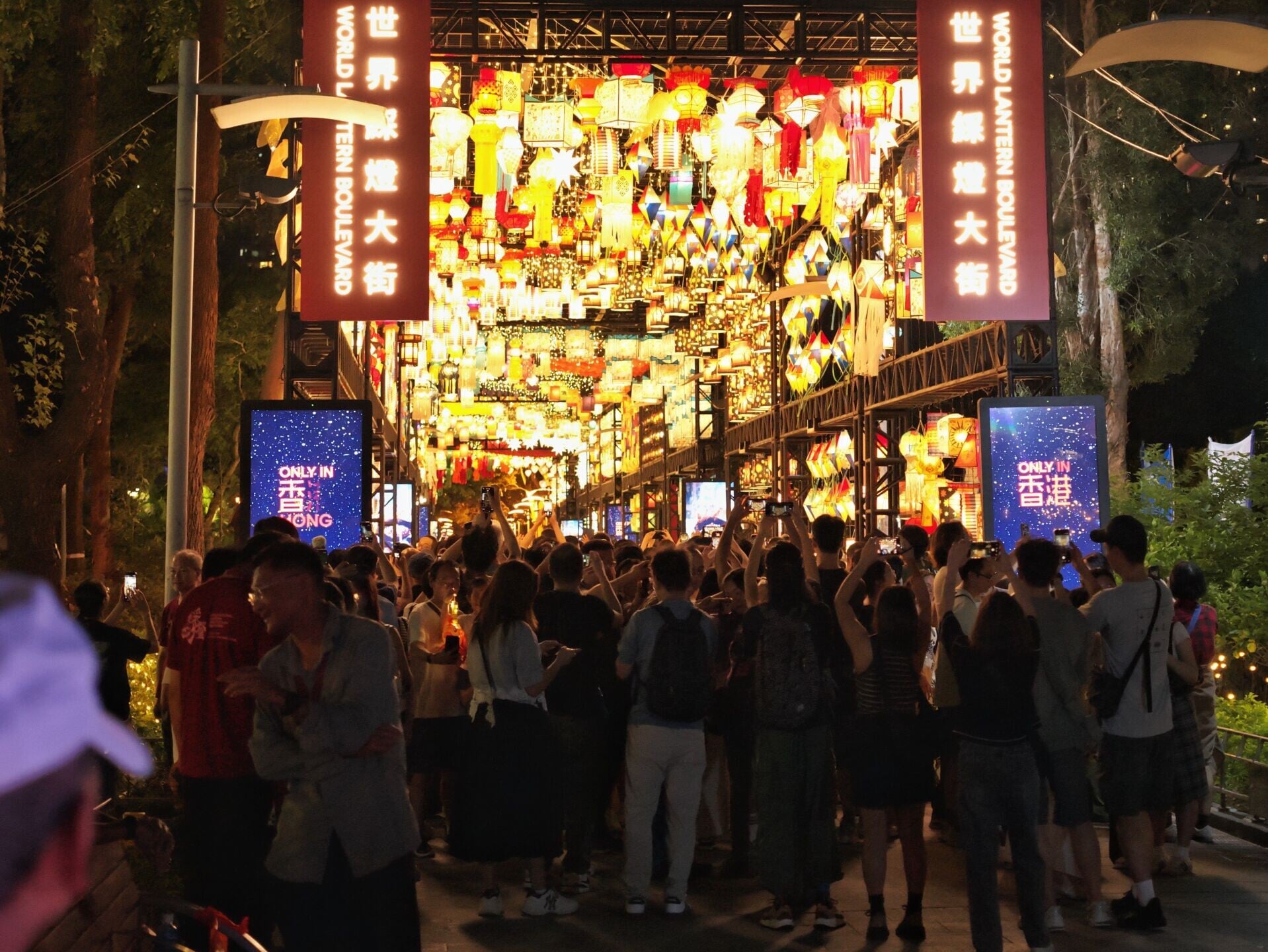 旅發局在維園舉行的「國際中秋綵燈匯」,大受歡迎,所有綵燈展覽將延長至10月7日。(中通社)