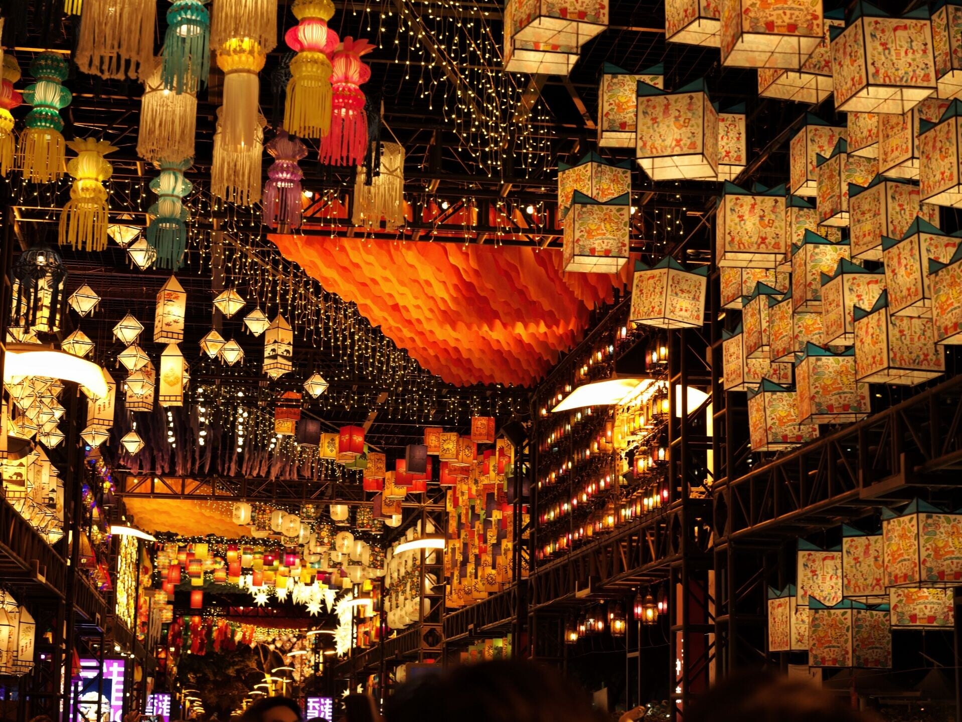 旅發局在維園舉行的「國際中秋綵燈匯」,大受歡迎,所有綵燈展覽將延長至10月7日。(中通社)