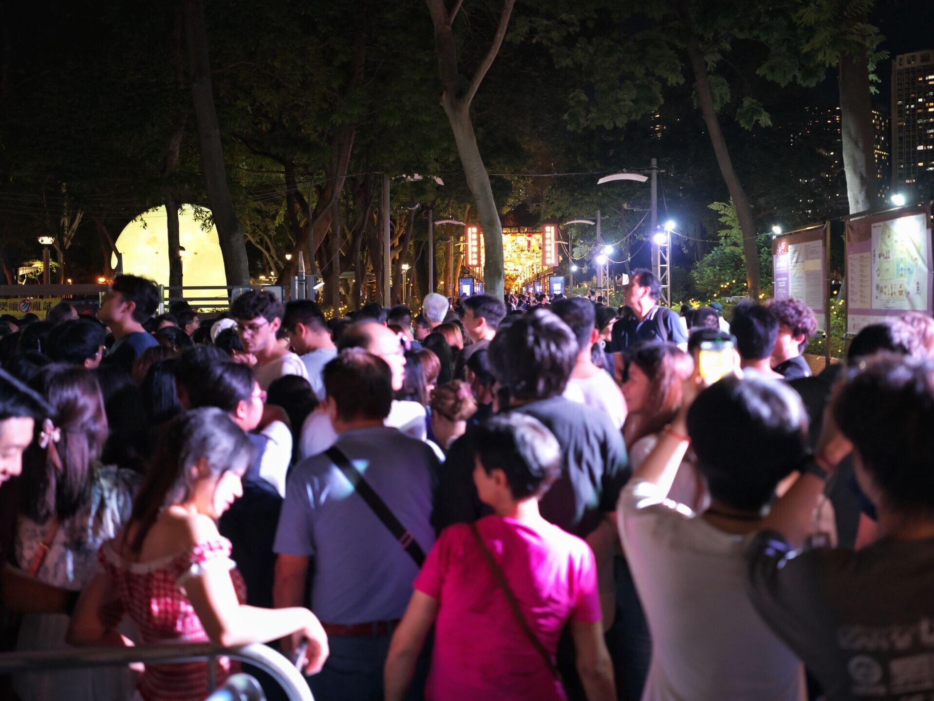 旅發局在維園舉行的「國際中秋綵燈匯」,大受歡迎,所有綵燈展覽將延長至10月7日。(中通社)