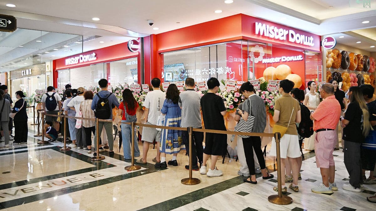 Mister Donut重返內地市場首日，上海分店有逾百人排隊。(《日本時報》圖片)
