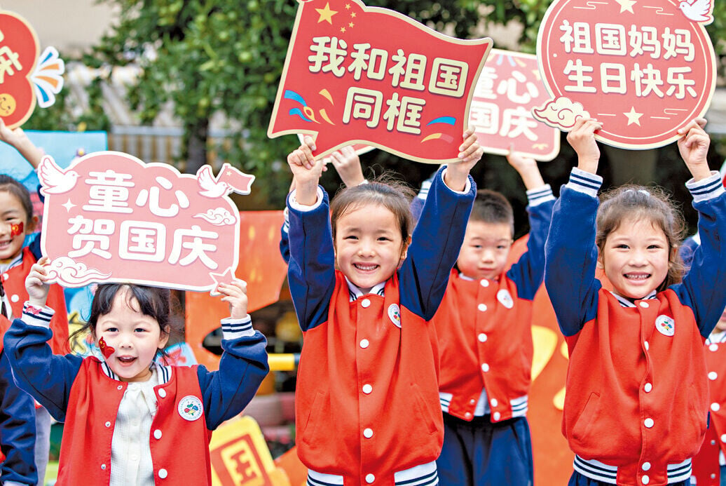 湖北省襄陽市實驗幼兒園的小朋友昨參加迎國慶主題活動。