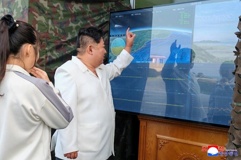 最高領袖金正恩及女兒金主愛現場觀看試驗過程。(朝中社)