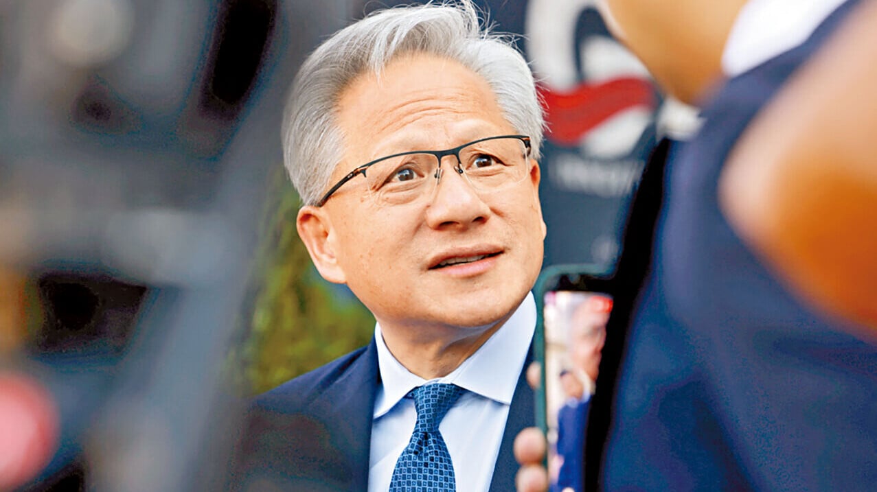 英偉達行政總裁黃仁勳稱，傳統金融機構不敢向AI創新公司借出資金。(路透社)