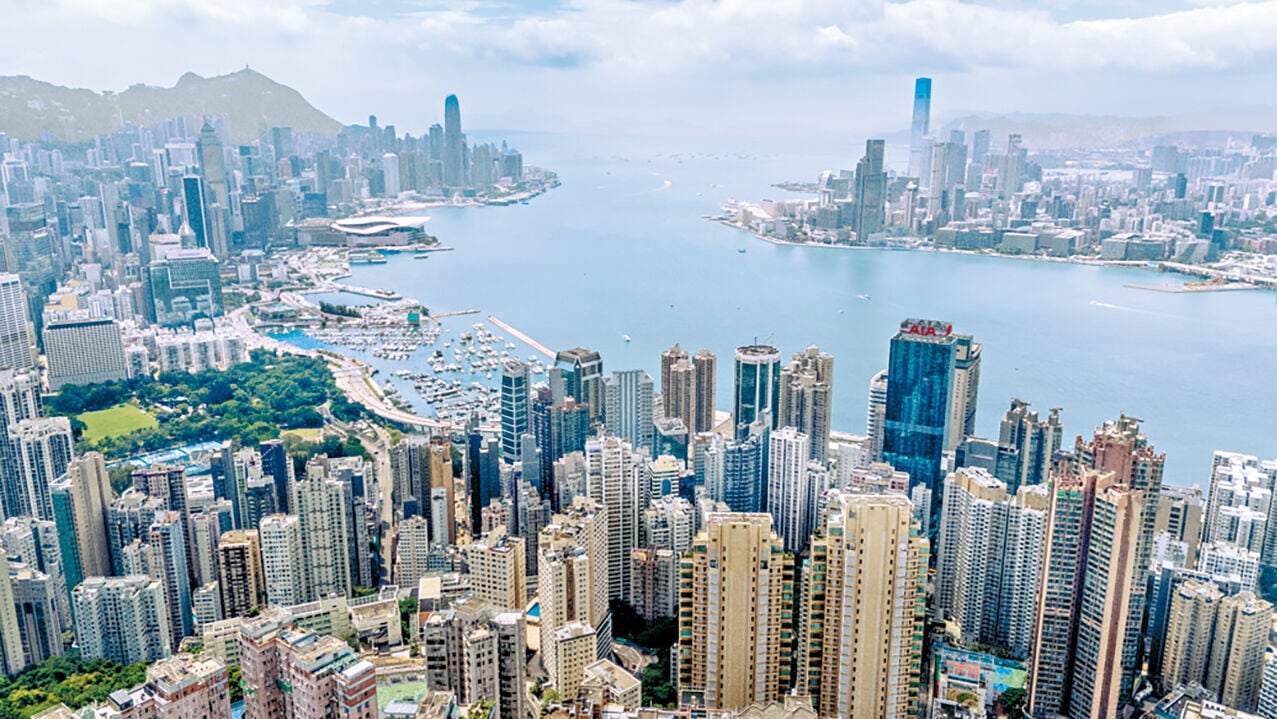 香港的聯繫匯率是貨幣局制度，不可自主印鈔票，但是日本、英國可以。(中通社)