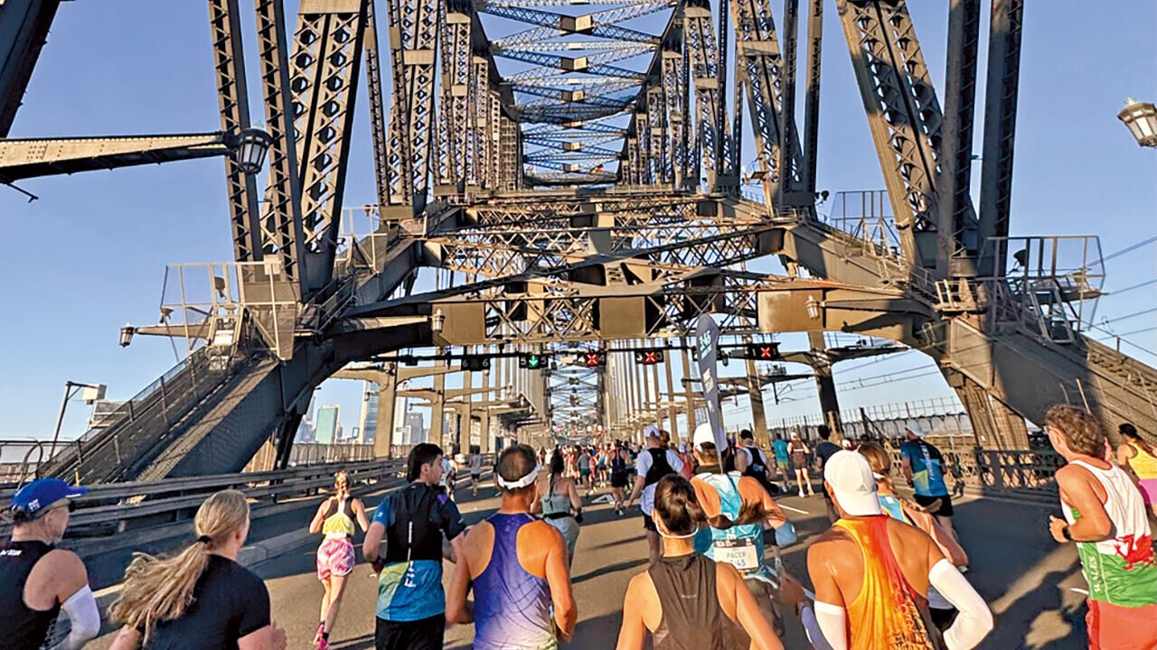 Sydney Harbour Bridge 梁百行