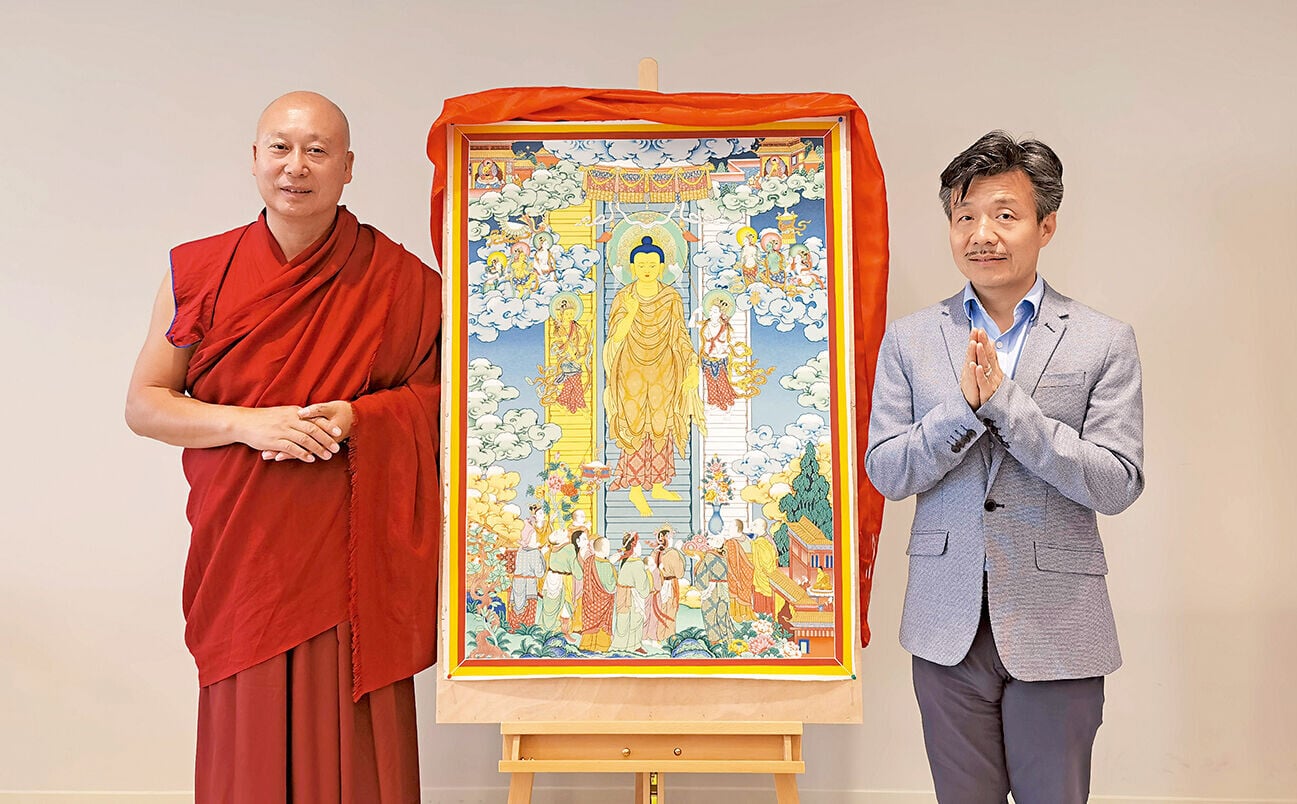 去年青海熱貢唐卡大師羅藏旦巴在香港大學舉辦講座，並現場作畫。(中通社)
