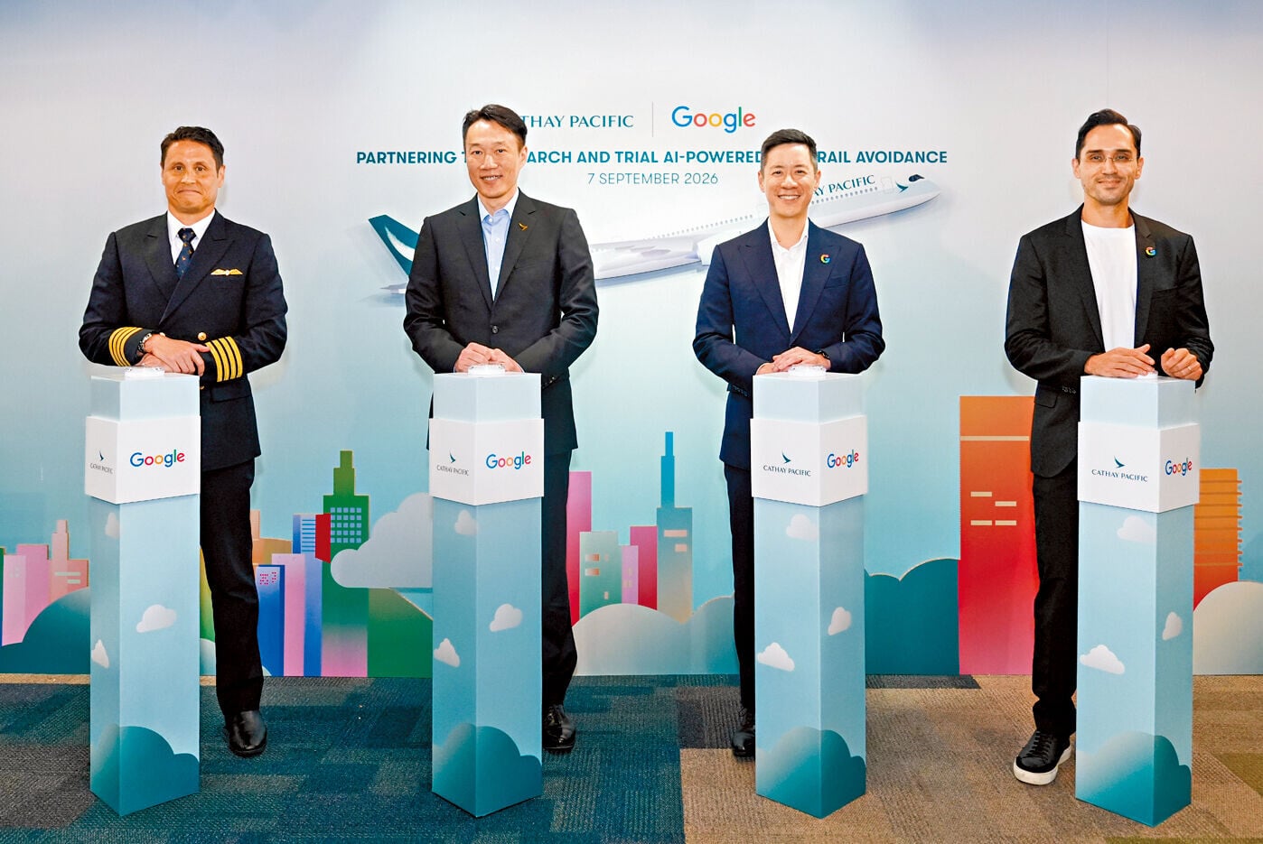 國泰航空與Google合作，共同推進航跡雲研究，以更全面了解航空業對氣候的影響。​(左起為國泰航空航線營運經理Tony Pringle機長、國泰數碼及資訊科技董事方逸翔、Google香港銷售及營運總經理余名德及Google氣候與AI產品經理Kemal Armada)