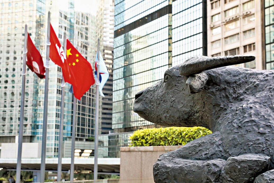 投資者要留意港元兌美元持續走弱，根據過往歷史統計顯示資金流出港股市場。(資料圖片)
