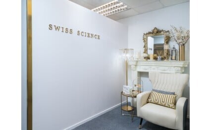 SWISS REJU熱光溶脂®獲頒發「香港01 卓越美體瘦身信譽品牌大獎」。 