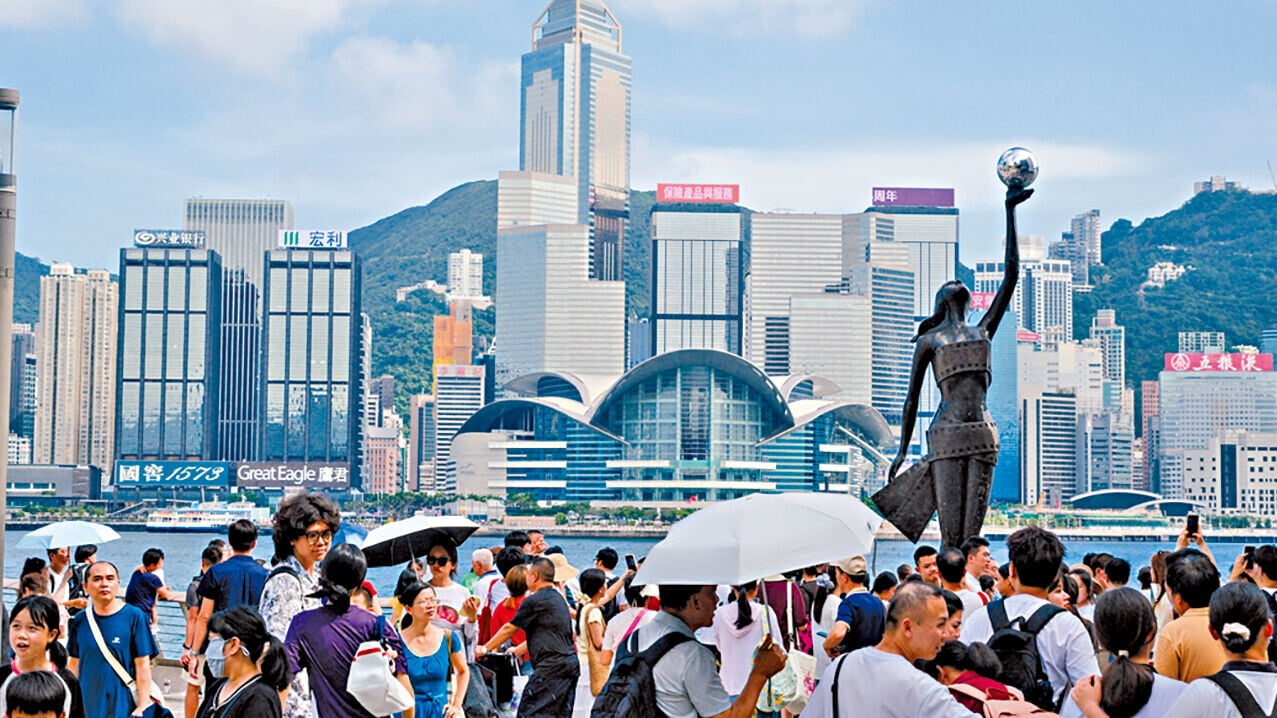 香港適合大學畢業生的全職空缺，2025年約3.1萬個，較2022年跌幅逾六成。(資料圖片)