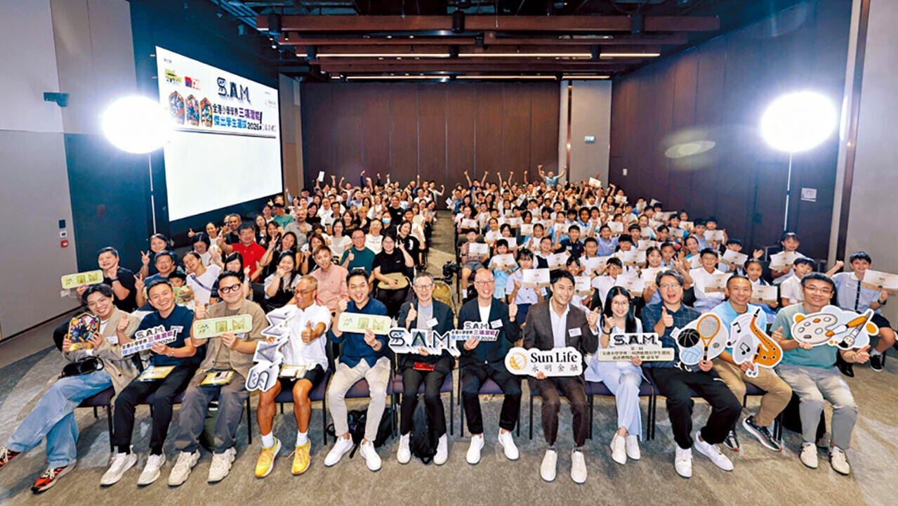 一眾嘉賓及評審於頒獎禮上共同見證「B.O.B.傑出潛能學生」誕生，分享得獎者的喜悅與榮耀。