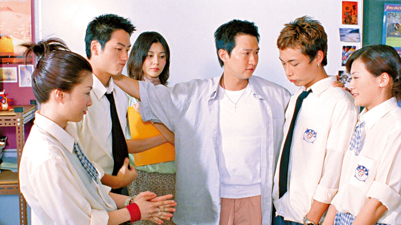 張家輝由古惑仔化身春風化雨好老師；蒙嘉慧飾演魯媚，任教地理。《流氓師表》劇照
