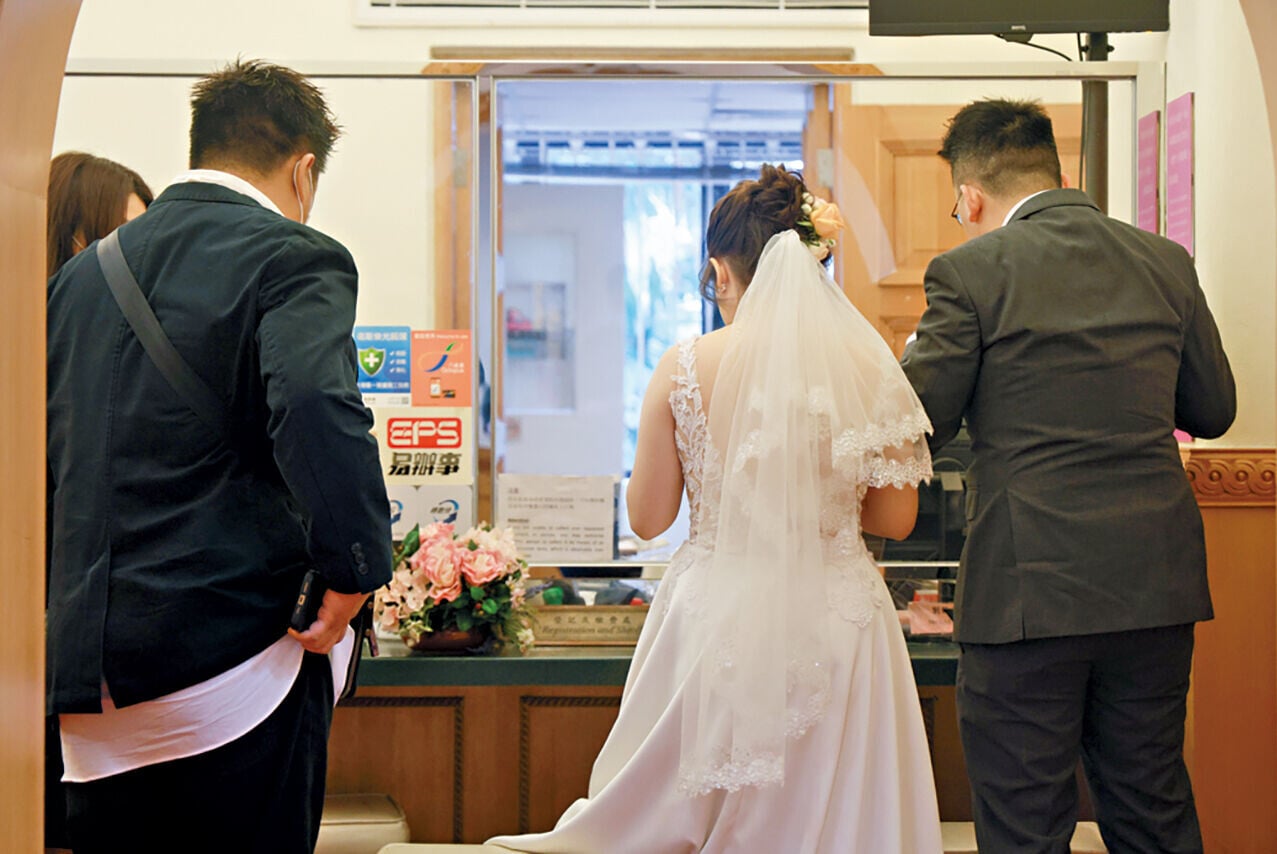 香港學位與高中的收入差距仍然明顯，本地配對仍以同質婚為主。(中通社)