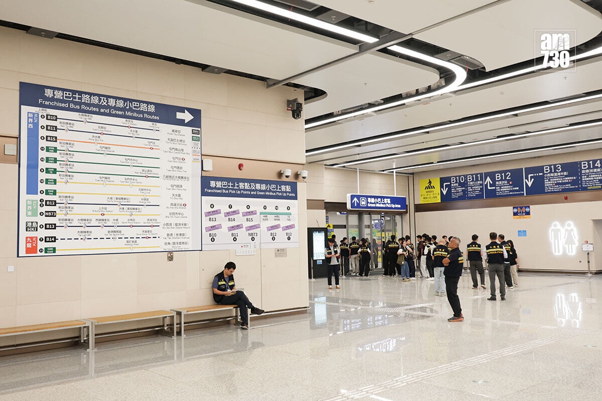 新皇崗口岸旅檢大樓貼有大量公共交通指示。(資料圖片/吳康琦攝)