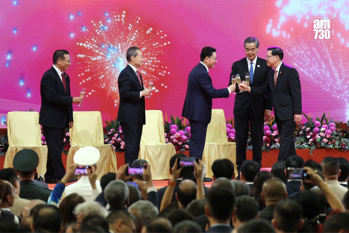 李家超(右一)與全國政協副主席梁振英(右二)、中聯辦主任周霽(中)等祝酒。(周令知攝)